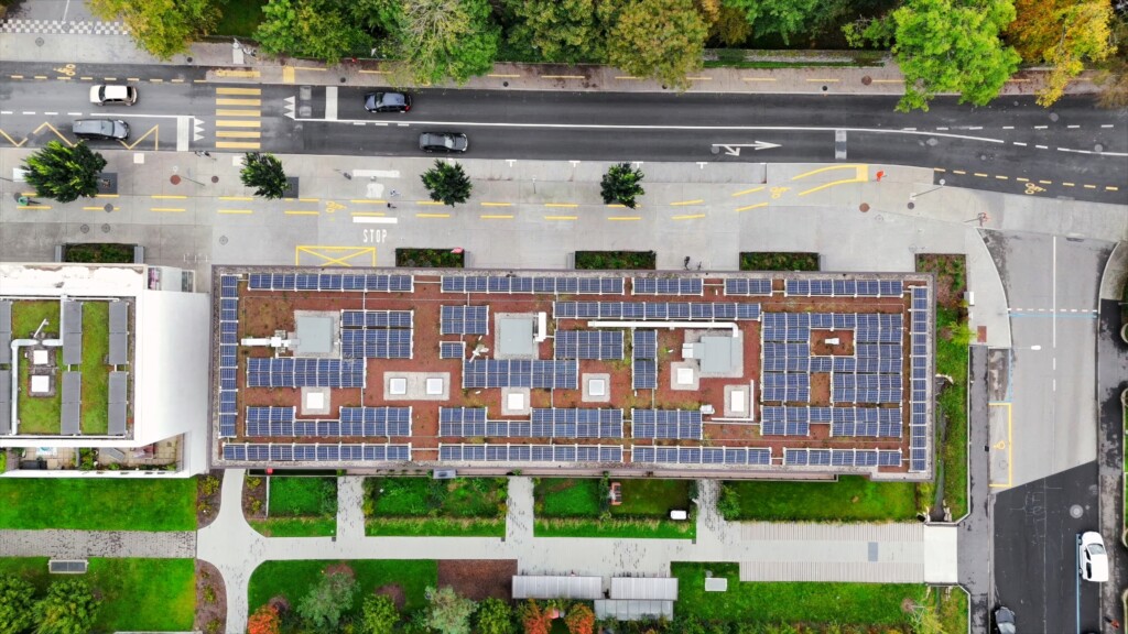 Immeuble DSPF, vue du toit avec panneaux solaires Pont Céard, Versoix