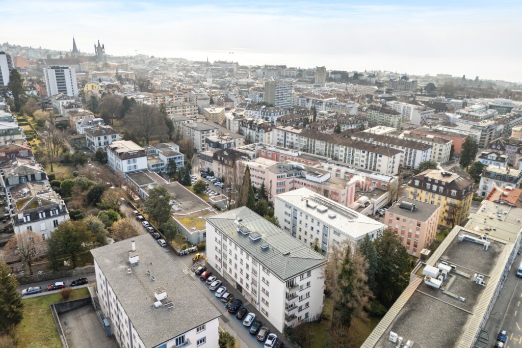 Vue du bâtiment Avenue Jean-Daniel-Abram-Davel à Lausanne depuis le ciel. Cathédral de Lausanne au fond. Journée ensoleillée