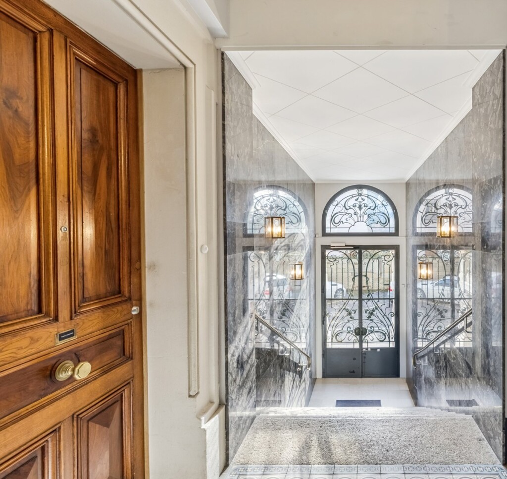 Entrée d'un batîment Rue du Liotard, Genève.